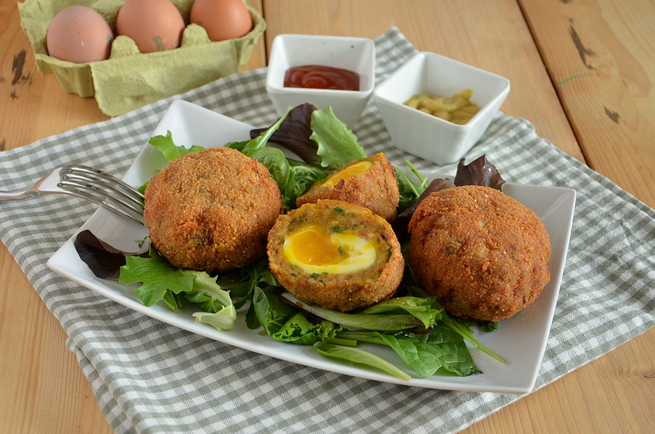 Scotch Eggs: ricetta originale inglese con uova e salsiccia
