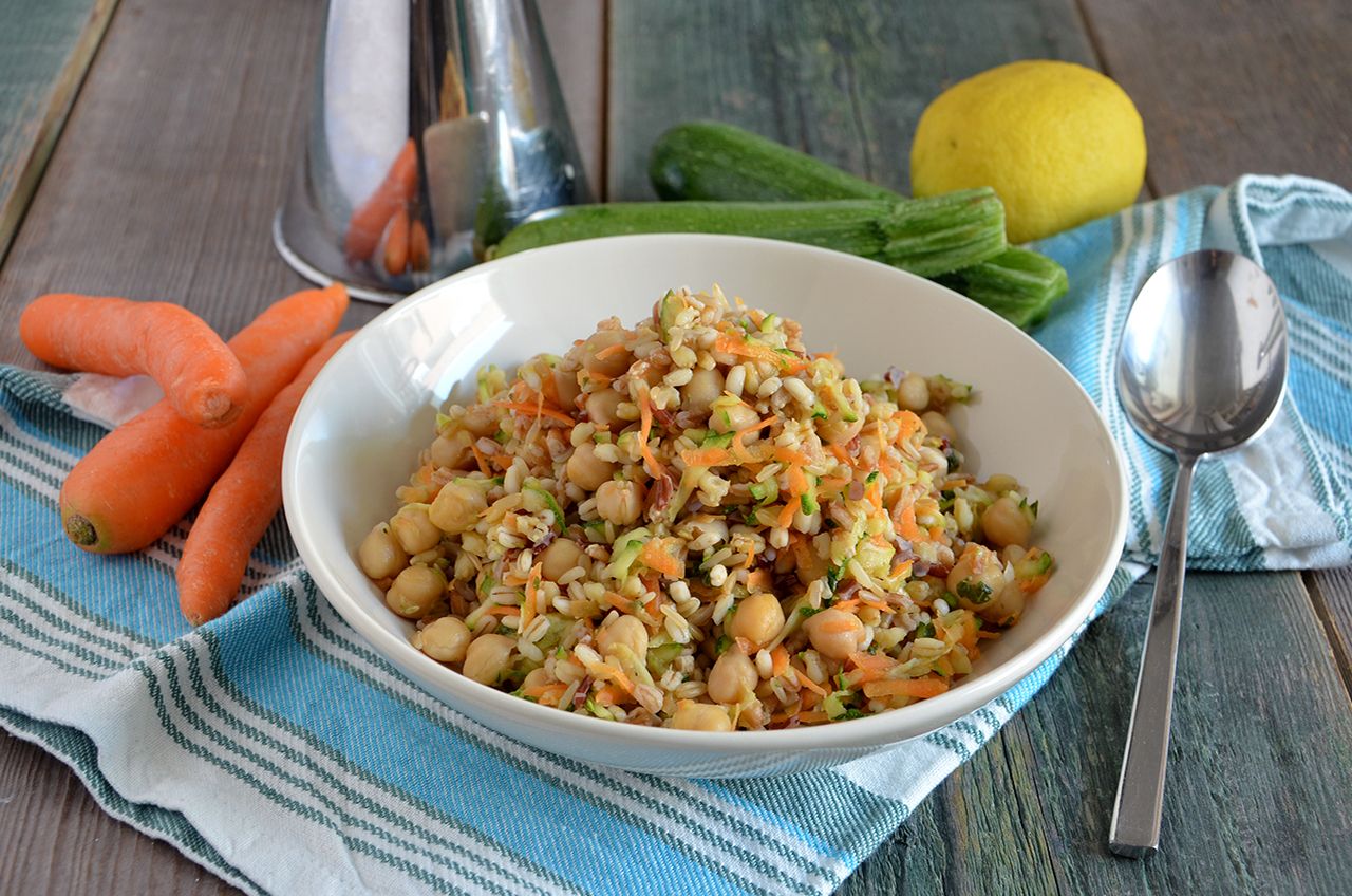 Insalata di cereali, verdure e ceci