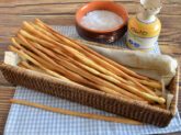 Cestino con grissini su tovaglietta a quadretti