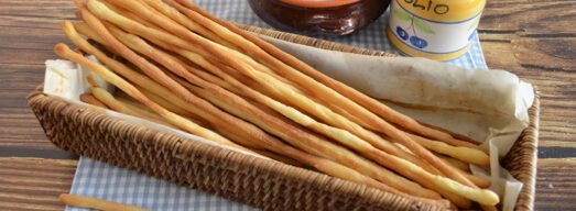 Cestino con grissini su tovaglietta a quadretti