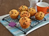 Muffin con yogurt e cioccolato pronti per la colazione