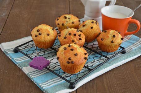 Muffin con yogurt e cioccolato pronti per la colazione