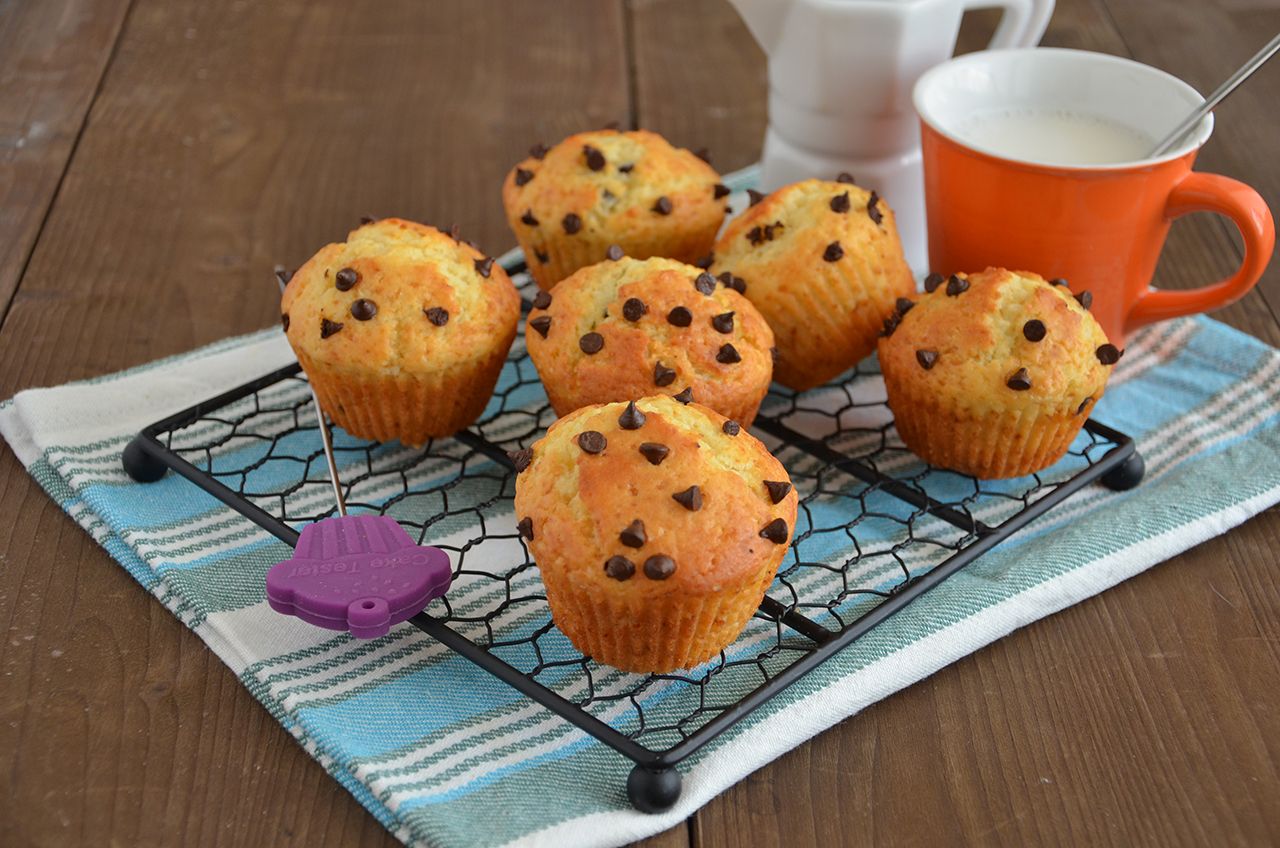 Muffin allo yogurt soffici e facili con gocce di cioccolato