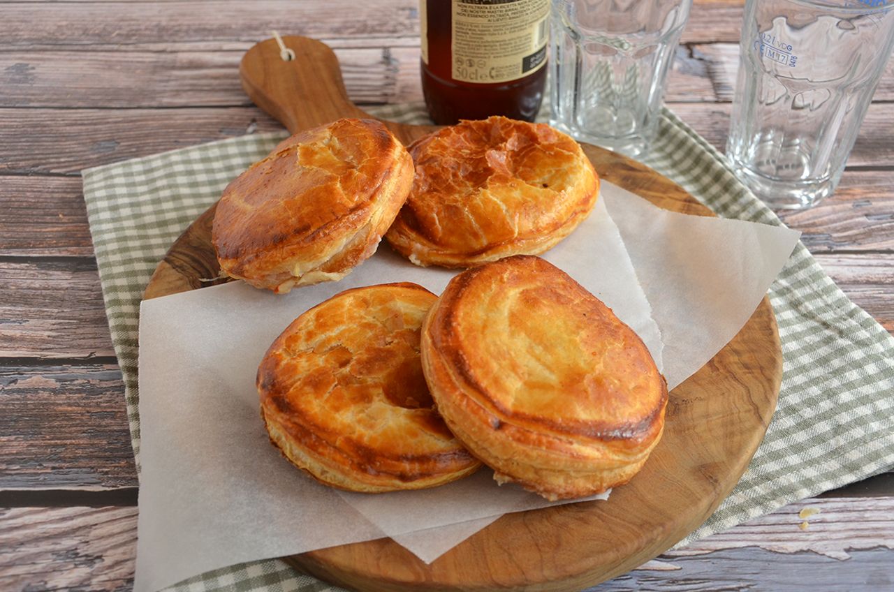Ricetta Rustici leccesi - La Ricetta della Cucina Imperfetta