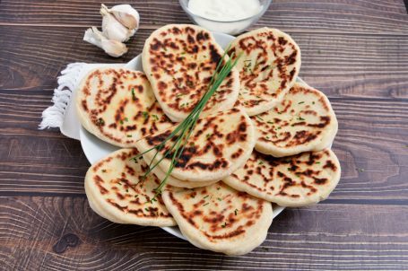 Pane Naan su tagliere di legno