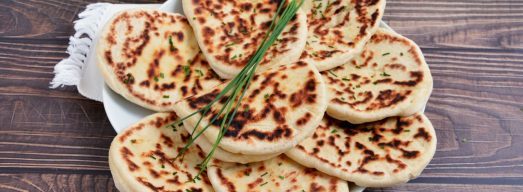 Pane Naan su tagliere di legno
