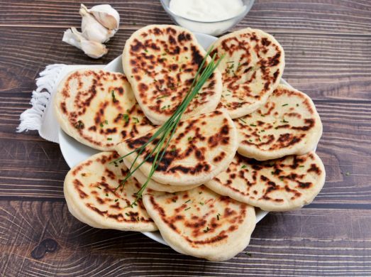 Pane Naan su tagliere di legno