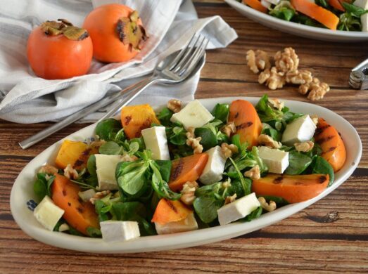 Insalata con cachi e brie