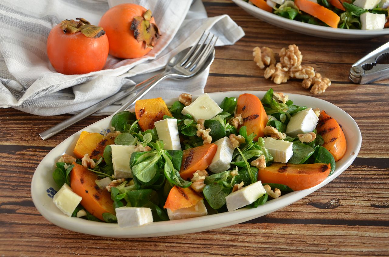 Insalata con cachi e brie