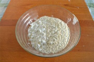 Ciotola con farina e amido