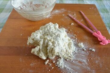 Impasto da lavorare sul tavolo