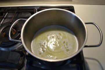 Acqua e burro sul fornello