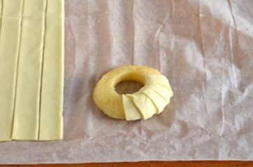 Arrotolare la sfoglia sulle mele