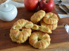 Ciambelline di mele in pasta sfoglia