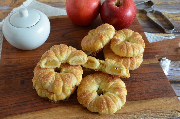 Ciambelline di mele in pasta sfoglia