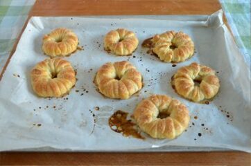 Ciambelline di mele in pasta sfoglia cotte