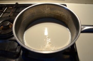 Latte per la crema sul fuoco