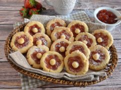 Biscotti fiore alla marmellata