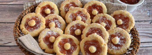 Cestino con biscotti con fragole, latte e marmellata in sfondo
