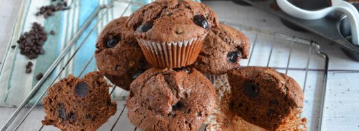Gratella su tavola bianca con muffin e decorazione di cioccolato e amarene