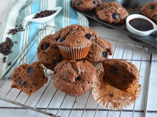 Gratella su tavola bianca con muffin e decorazione di cioccolato e amarene