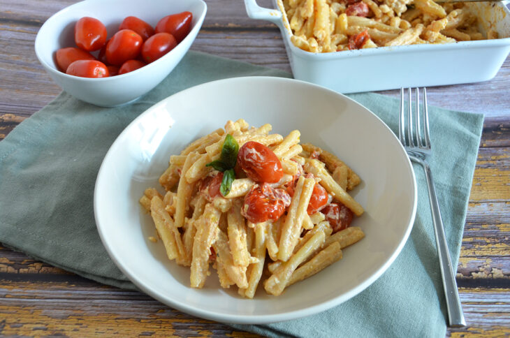 Pasta con feta e pomodorini al forno