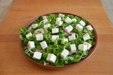 Insalata con feta e lamponi 8