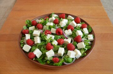 Insalata con feta e lamponi 9