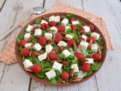 Insalata con feta e lamponi