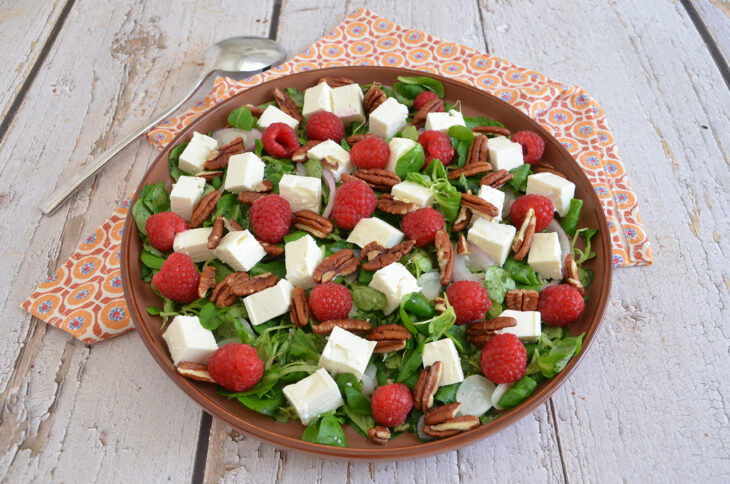 Insalata con feta e lamponi