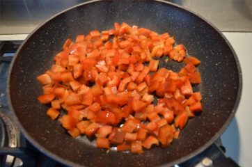 Insalata di riso venere con peperoni e mango 2