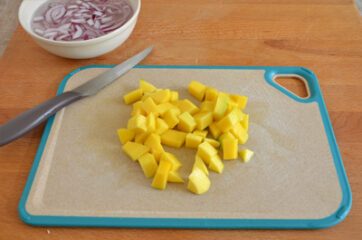 Insalata di riso venere con peperoni e mango 4
