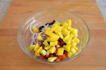 Insalata di riso venere con peperoni e mango 8