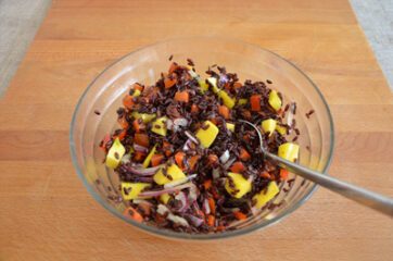 Insalata di riso venere con peperoni e mango 9