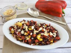 Insalata di riso venere con peperoni e mango