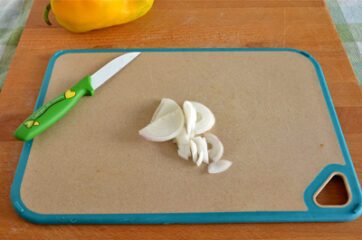Pasta con crema di peperoni, olive e mandorle 1