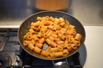 Pasta con crema di peperoni, olive e mandorle 10