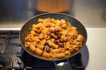 Pasta con crema di peperoni, olive e mandorle 11