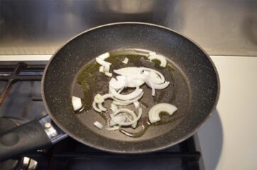 Pasta con crema di peperoni, olive e mandorle 2