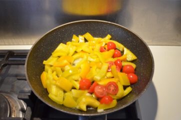 Pasta con crema di peperoni, olive e mandorle 4