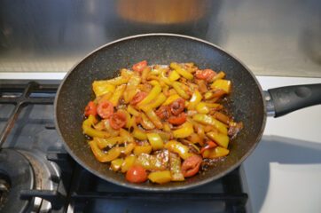 Pasta con crema di peperoni, olive e mandorle 5