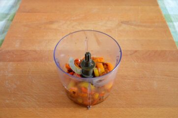 Pasta con crema di peperoni, olive e mandorle 6