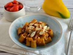 Pasta con crema di peperoni, olive e mandorle