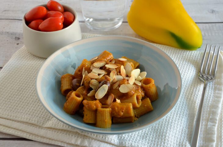 Pasta con crema di peperoni, olive e mandorle