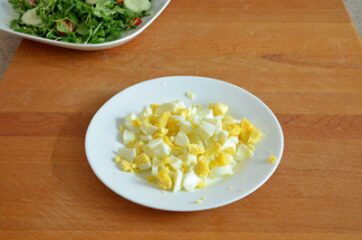 Insalata con uova sode e avocado 11