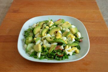 Insalata con uova sode e avocado 12