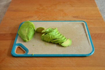 Insalata con uova sode e avocado 4