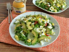 Insalata con uova sode e avocado