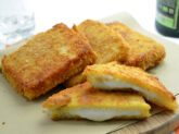 Mozzarella in carrozza calda e filante su tagliere di legno