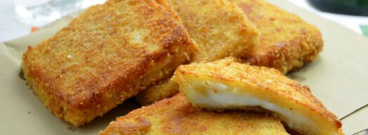 Mozzarella in carrozza calda e filante su tagliere di legno